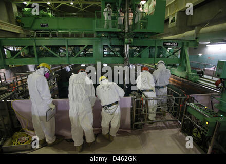 Fukushima, Japan. 6. März 2013. Arbeiter Schutzanzüge und Masken tragen gelten neben dem abgebrannten Brennelementen Pool innen Common Pool Building, wo die Brennstäbe für Stilllegung, Tokyo Electric Power Co. (TEPCO) des Tsunami verkrüppelt Fukushima Daiichi Atomkraftwerk in Fukushima Prefectureahead des zweiten Jahres der Jahrestag des 11. März 2011 Tsunami und Erdbeben gespeichert werden. Bildnachweis: ZUMA Press, Inc. / Alamy Live News Stockfoto