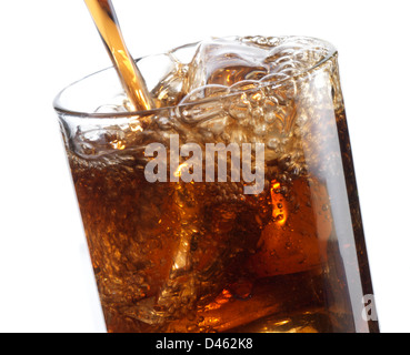 Cola in Glas, Bläschen und Eis gießen Stockfoto