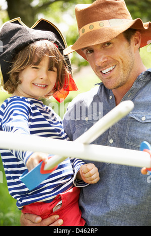 Vater spielen, spannenden Abenteuer-Spiel mit Sohn In der Sommerwiese Stockfoto