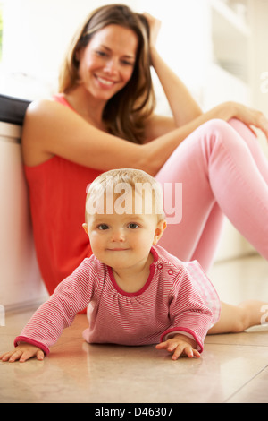 Mutter mit Tochter zu Hause sitzen Stockfoto
