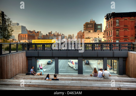 Sicht aus der High Line, grüner Weg auf den Verkehr, Manhattan, New York City, Vereinigte Staaten von Amerika. Stockfoto