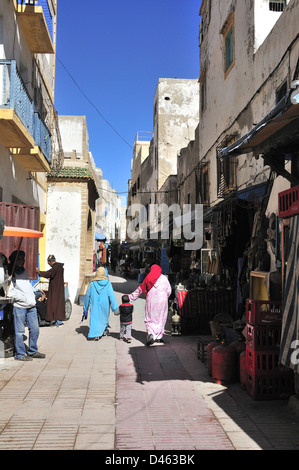 Menschen vor Ort zu Fuß durch die Marktstraßen der befestigten Küstenstadt Essaouira, Marokko, Nordafrika Stockfoto