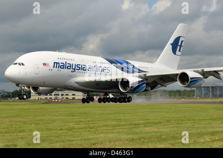 Malaysia Airlines Airbus A380 Super Jumbo landet auf der Farnborough International Airshow, nachdem er während der Handelstage gezeigt wurde. Anfassen, rauchen Stockfoto