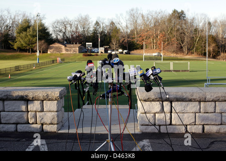 Newton, CT - Freitag, den 14/2012 - die Stunden nach den Sandy Hook Grundschule-Schießereien. Stockfoto