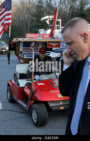 Newton, CT - Freitag, den 14/2012 - die Stunden nach den Sandy Hook Grundschule-Schießereien. Stockfoto