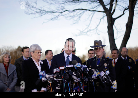 Newton, CT - Freitag, den 14/2012 - die Stunden nach den Sandy Hook Grundschule-Schießereien. Stockfoto