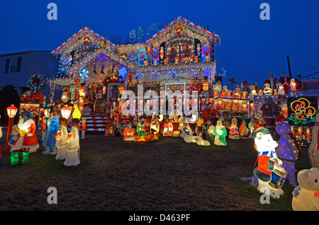 Haus in Bayside, Queens, New York mit aufwendiger Beleuchtung zu Weihnachten. Stockfoto