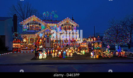 Haus in Bayside, Queens, New York mit aufwendiger Beleuchtung zu Weihnachten. Stockfoto