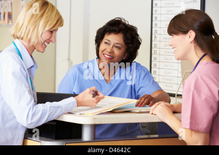 Arzt und Krankenschwester In der Diskussion an Krankenschwestern Station Stockfoto