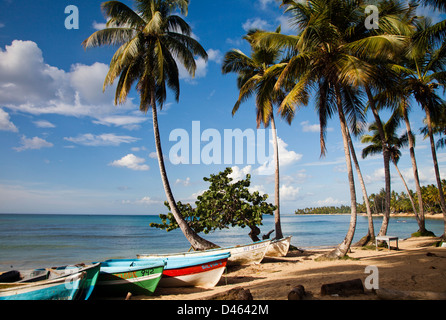 Ein leerer Strand mit bunten Booten auf dem Sand. Stockfoto