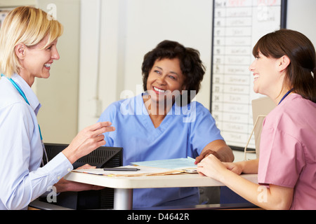 Arzt und Krankenschwester In der Diskussion an Krankenschwestern Station Stockfoto