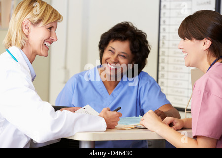 Arzt und Krankenschwester In der Diskussion an Krankenschwestern Station Stockfoto