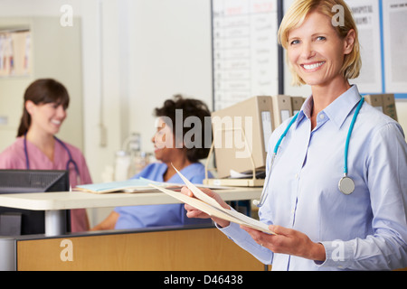 Frau Doktor Lesung Patienten Notizen an Krankenschwestern Station Stockfoto