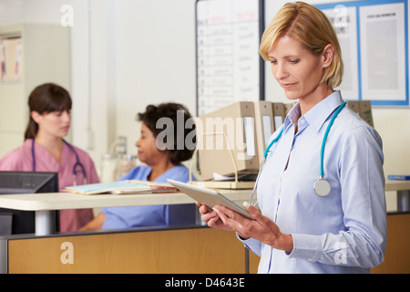 Frau Doktor Lesung Patienten Notizen an Krankenschwestern Station Stockfoto