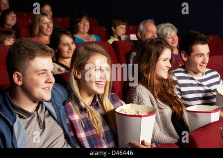 Freundeskreis Teenage Film im Kino anschauen Stockfoto