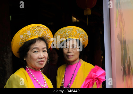 Vietnamesische Frauen in traditioneller Tracht während Poesie Nationalfeiertag auf den Literaturtempel in Hanoi Stockfoto