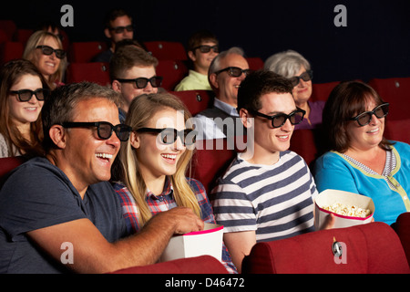 Teenager Familie 3D Film im Kino anschauen Stockfoto