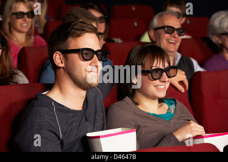 Paar 3D Film im Kino anschauen Stockfoto