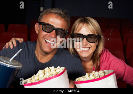 Paar 3D Film im Kino anschauen Stockfoto