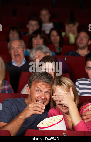 Paar beobachtete Film im Kino Stockfoto