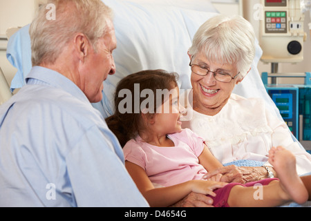 Enkelin besucht Großmutter im Krankenhausbett Stockfoto