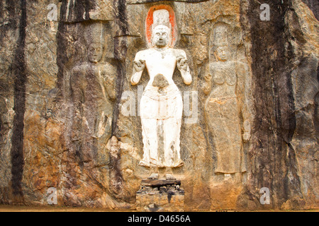 DREI FELSEN GESCHNITTENE FIGUREN AM BUDURUWAGALA IN DER NÄHE DER HÖCHSTEN STEIN BUDDHA IN SRILANKA Stockfoto