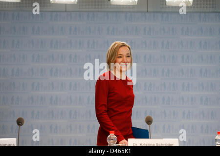 Berlin, Deutschland. 6. März 2013. Kristina Schroeder, Bundesfamilienministerin, hat begonnen, die landesweit einzigartige Helpline "Gewalt gegen Frauen". Die Beratungsstelle berät über alle Formen der Gewalt gegen Frauen. Am Bild: Kristina Schröder, Bundesfamilienministerin... Bildnachweis: Reynaldo Chaib Paganelli / Alamy Live News Stockfoto