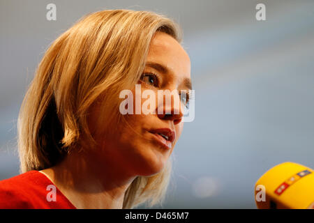 Berlin, Deutschland. 6. März 2013. Kristina Schroeder, Bundesfamilienministerin, hat begonnen, die landesweit einzigartige Helpline "Gewalt gegen Frauen". Die Beratungsstelle berät über alle Formen der Gewalt gegen Frauen. Auf Bild: Kristina Schröder, Bundesfamilienministerin gibt ein Interview nach der Pressekonferenz... Bildnachweis: Reynaldo Chaib Paganelli / Alamy Live News Stockfoto