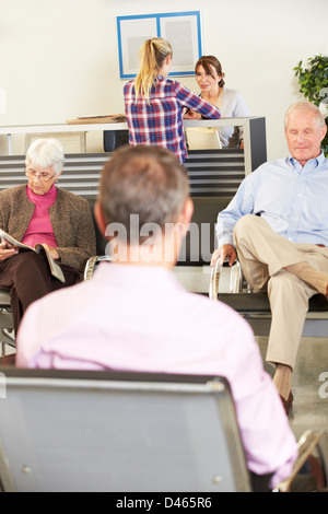 Patienten im Wartezimmer des Arztes Stockfoto