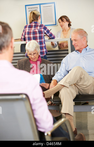 Patienten im Wartezimmer des Arztes Stockfoto
