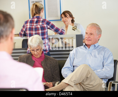 Patienten im Wartezimmer des Arztes Stockfoto