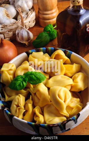 Stillleben mit traditionellen italienischen Tortellini Nudeln Stockfoto