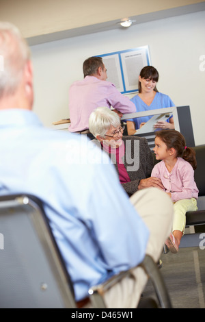 Patienten im Wartezimmer des Arztes Stockfoto