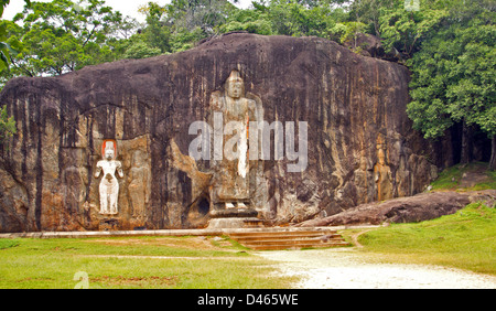 STEIN ODER FELSEN SCHNEIDEN BUDDHA BEI BUDURUWAGALA IST DIE HÖCHSTE SRI LANKA Stockfoto