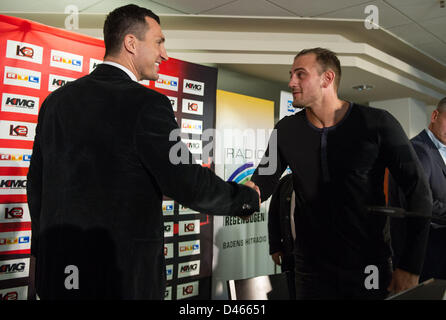 Mannheim, Deutschland, 6. März 2013. Boxing World Champion Wladimir Klitschko (L) und sein Herausforderer Francesco Pianeta schütteln Hände auf einer Pressekonferenz in der SAP Arena in Mannheim. 36 Jahre alte WBO, IBF und WBA-Champion Klitschko wird deutsch-italienischen Pianeta in Mannheim am 4. Mai 2013 kämpfen. Foto: UWE ANSPACH/Dpa/Alamy Live News Stockfoto