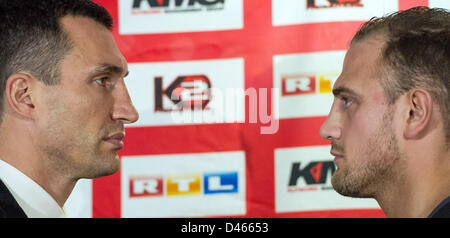 Mannheim, Deutschland, 6. März 2013. Boxing World Champion Wladimir Klitschko (L) und sein Herausforderer Francesco Pianeta stehen einander gegenüber, auf einer Pressekonferenz in der SAP Arena in Mannheim. 36 Jahre alte WBO, IBF und WBA-Champion Klitschko wird deutsch-italienischen Pianeta in Mannheim am 4. Mai 2013 kämpfen. Foto: UWE ANSPACH/Dpa/Alamy Live News Stockfoto