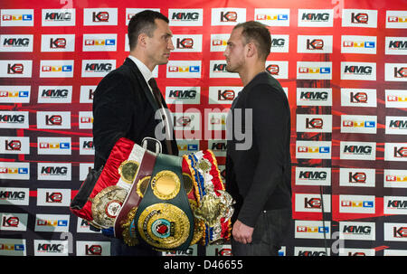 Mannheim, Deutschland, 6. März 2013. Boxing World Champion Wladimir Klitschko (L) und sein Herausforderer Francesco Pianeta stehen einander gegenüber, auf einer Pressekonferenz in der SAP Arena in Mannheim. 36 Jahre alte WBO, IBF und WBA-Champion Klitschko wird deutsch-italienischen Pianeta in Mannheim am 4. Mai 2013 kämpfen. Foto: UWE ANSPACH/Dpa/Alamy Live News Stockfoto