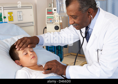 Arzt untersucht Kind Patient auf Station Stockfoto