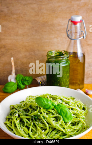 Traditionelle hausgemachte italienische Spaghetti Pasta und Basilikum-Pesto-Zutaten Stockfoto