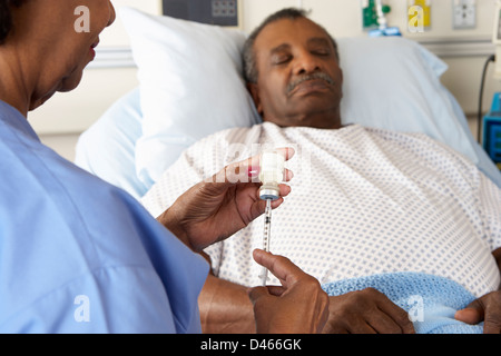 Krankenschwester, Senior männlichen Patienten Injektion vorbereiten Stockfoto