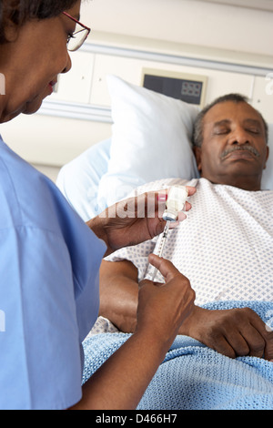 Krankenschwester, Senior männlichen Patienten Injektion vorbereiten Stockfoto