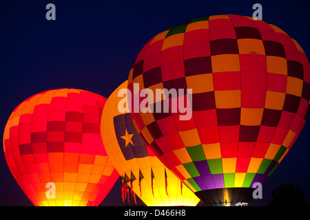 Heißluftballons beleuchtet in der Nacht, Nacht Zeit Leuchten, Albuquerque - New Mexico, USA Stockfoto