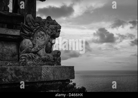 Geschwungene balinesischen Steinskulptur eine Hindu-Gottheit repräsentieren Stockfoto