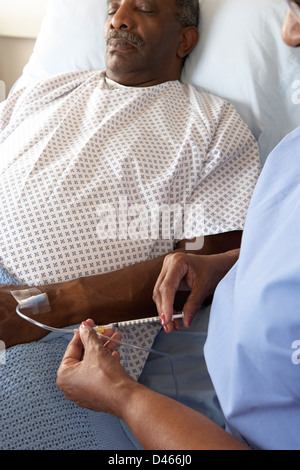 Krankenschwester Injektion Senior männlichen Patienten im Krankenhausbett Stockfoto