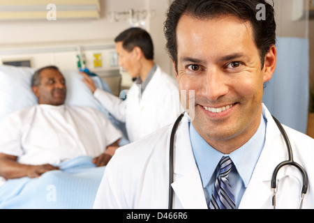Porträt des Arztes mit Patienten im Hintergrund Stockfoto