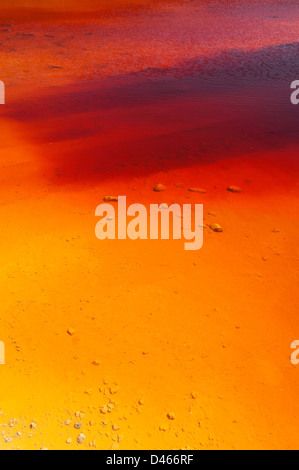 Detail der roten Säure Wasser Teich in São Domingos Mine, eine verlassene Tagebau-mine in Mértola, Alentejo, Portugal. Stockfoto