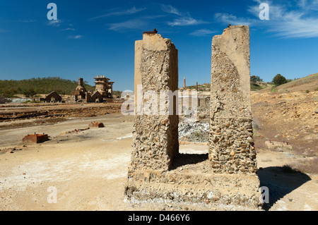 Beschädigte Gebäude in São Domingos Mine, eine verlassene Tagebau-mine in Mértola, Alentejo, Portugal. Stockfoto