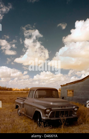 Alte Farm Truck und verlassenen Haus auf einer Farm in Texas, USA Stockfoto