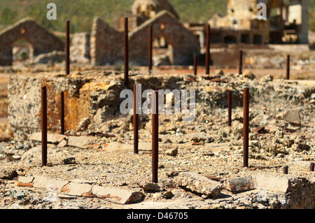 Beschädigte Gebäude in São Domingos Mine, eine verlassene Tagebau-mine in Mértola, Alentejo, Portugal. Stockfoto