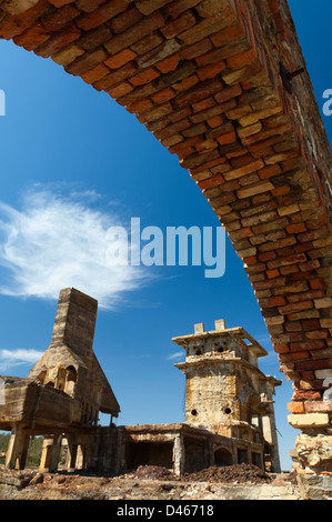 Beschädigte Gebäude in São Domingos Mine, eine verlassene Tagebau-mine in Mértola, Alentejo, Portugal. Stockfoto